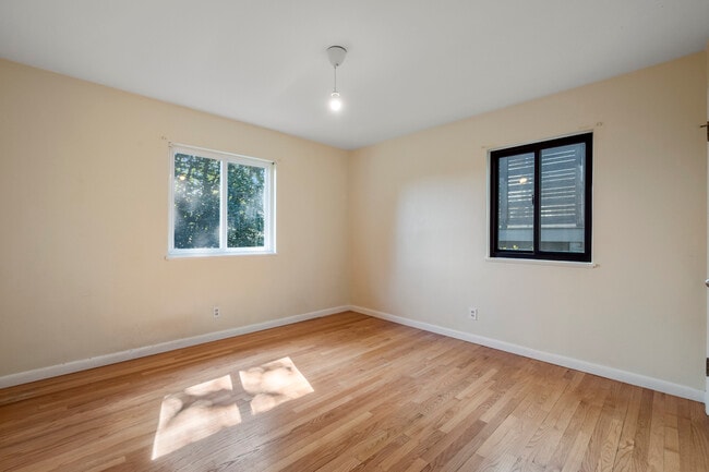Building Photo - 8206 SW Terwilliger Blvd