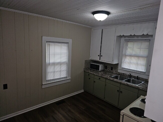 Building Photo - Charming 2-Bedroom Home Near Downtown Lincolnton!