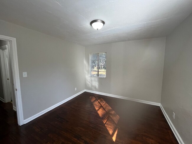Building Photo - **ON HOLD**Total Electric - 2 Bedroom / 1 ...
