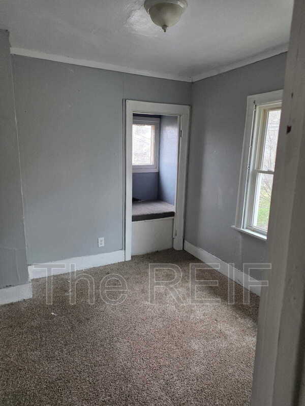 Building Photo - 1023 Barrie Ave