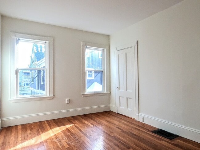 Building Photo - 21 Burr St