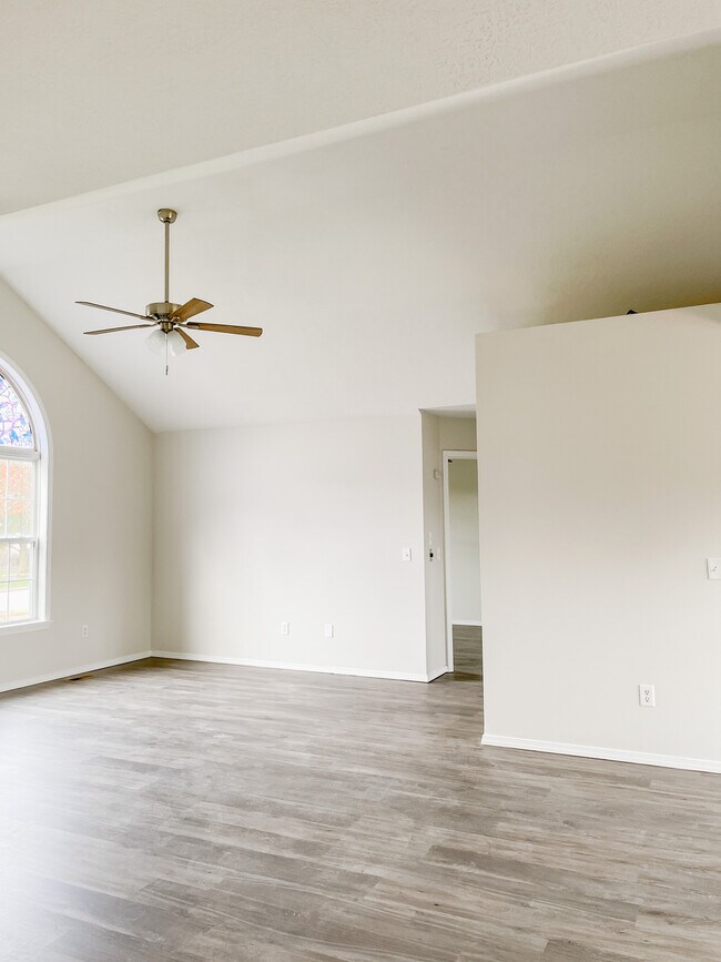 Living - 704 N Cottonwood Ave