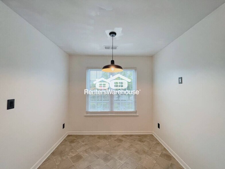 Building Photo - 1843 Chantilly Ct