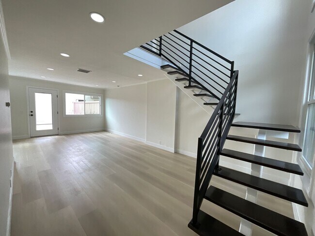 Building Photo - Villa Pacific: Remodeled 2 Bedroom 1.5 Bath Attached Townhouse,