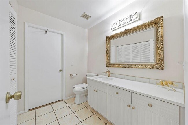 Building Photo - 8006 Oak Dr