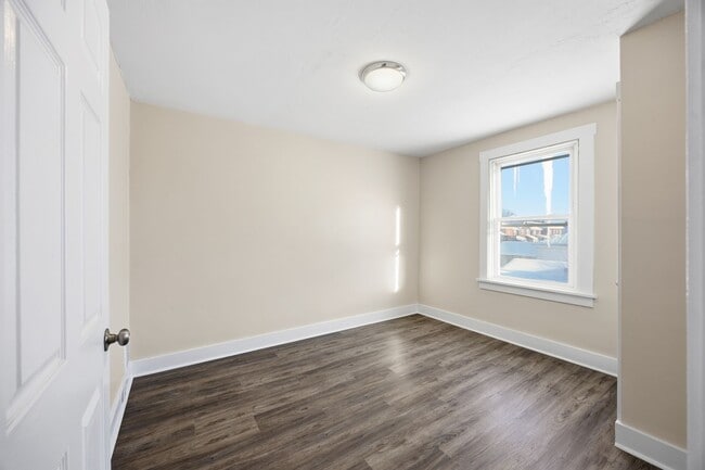 Building Photo - Charming Updated 2BR Home with New Flooring & Rear Porch