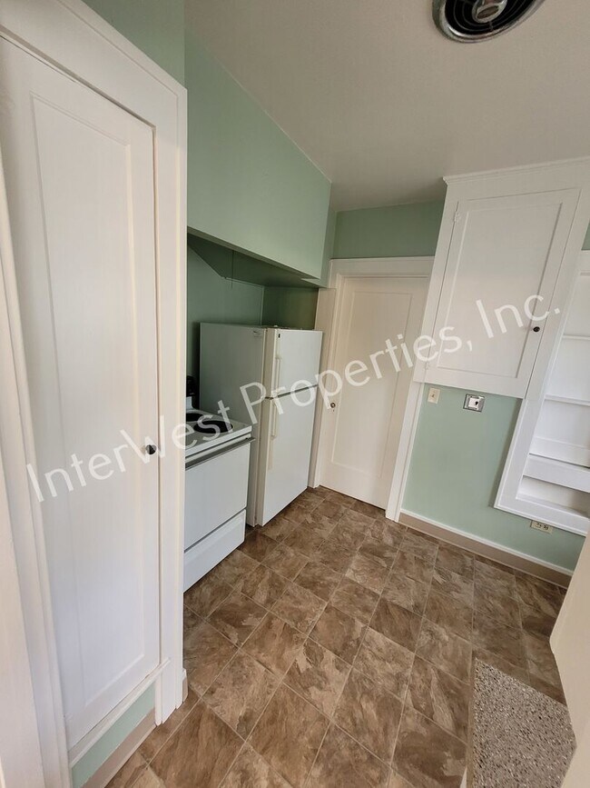 Building Photo - ADORABLE 2 BEDROOM HOUSE IN NORTH PORTLAND WITH LARGE BACK YARD & 2 CAR GARAGE!