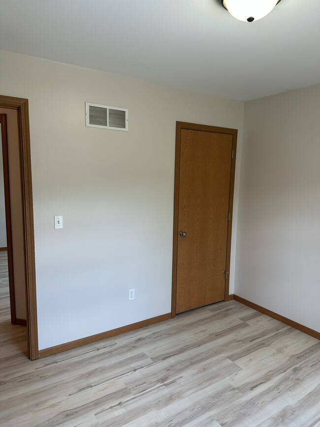 Building Photo - 807 Blackjack