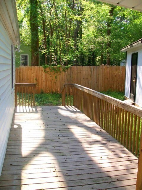 Building Photo - Lovely 2 bedroom home with hardwood floors, deck and sweet location in Chapel Hill