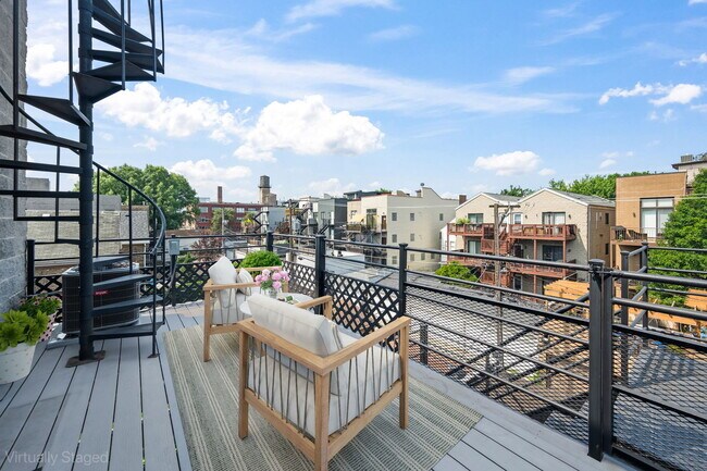 Building Photo - 876 N Hermitage Ave