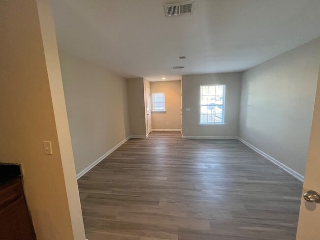 Building Photo - 3 bedroom townhome