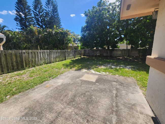 Building Photo - 230 Applewood Cir