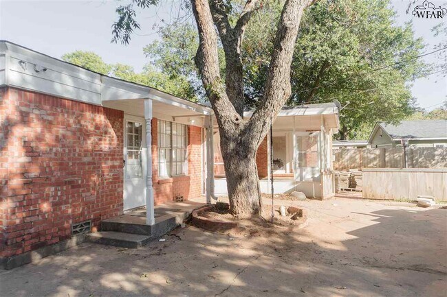 Building Photo - 2415 Ellingham