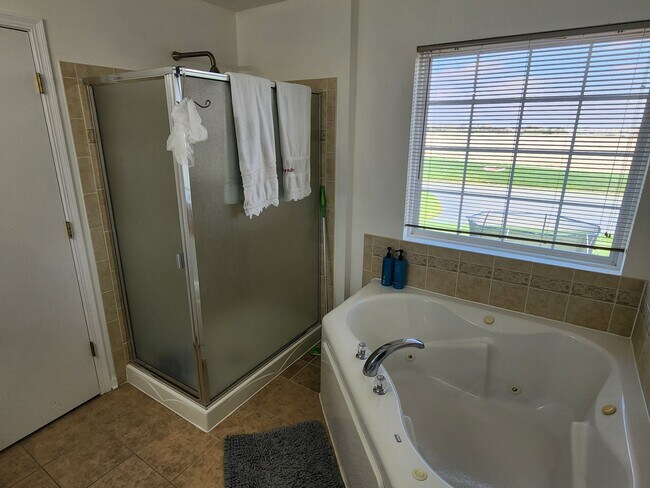 Building Photo - Kenosha 4 bedroom home