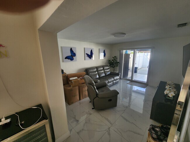 Building Photo - 1285 W 39th Pl