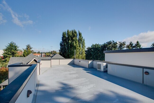 Building Photo - Impeccable Greenwood Townhome with Air Con...