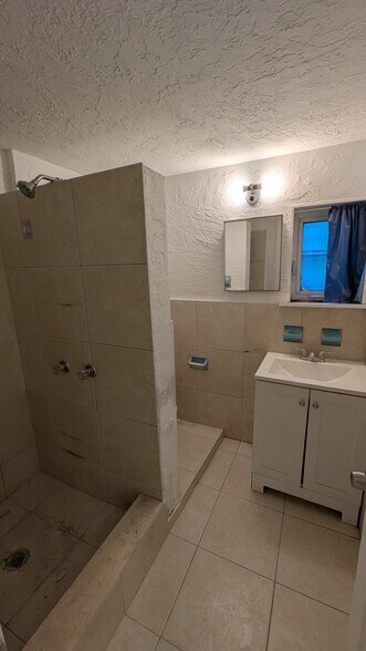 Ensuite Bathroom - 708 NE 4th St