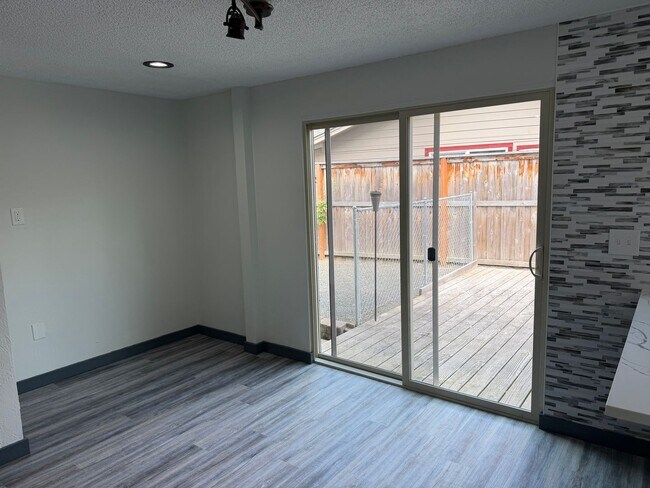 Building Photo - Beautifully updated 3 bedroom, 2 bath house in Eugene!