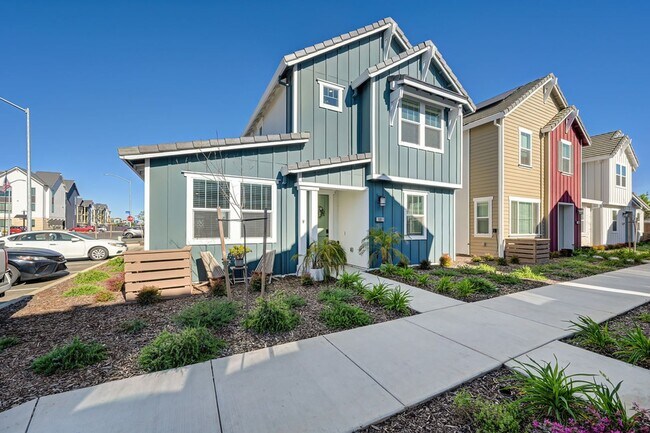 Building Photo - Beautiful 3 Bedroom Home with Updated Finishes & 2-Car Garage!