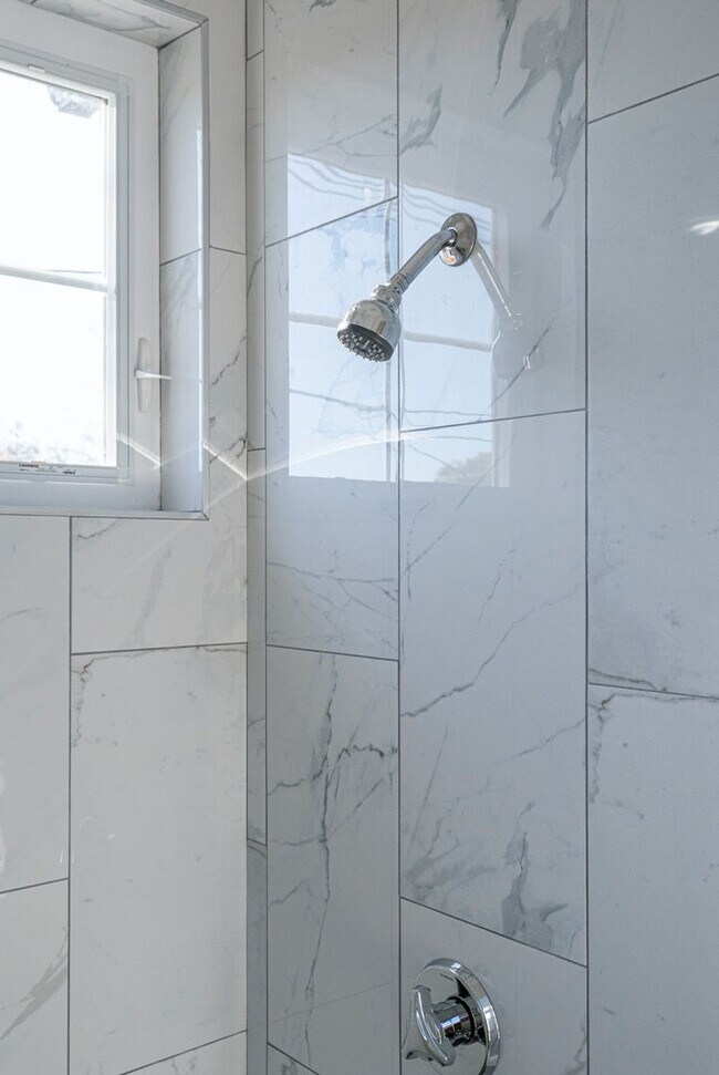 Building Photo - 445 Admiral St