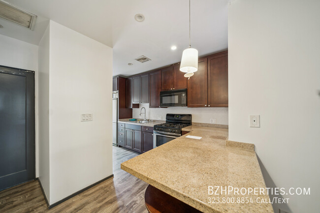 Building Photo - Modern 2-Bed, 2-Bath with a Huge Private Y...