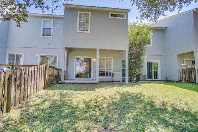 Building Photo - Santa Rosa 3/2.5 Townhome – Minutes from N...