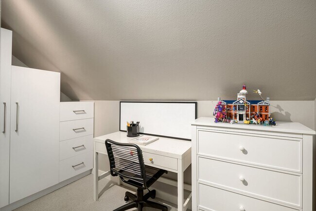 Building Photo - Furnished Redmond Home | Short-Term 3–6 Month Lease | Avail Now!