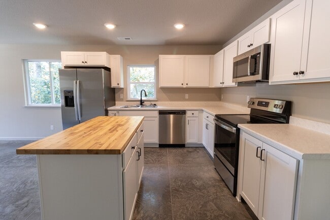 Building Photo - 3 Bed, 2 Bath New Build Home