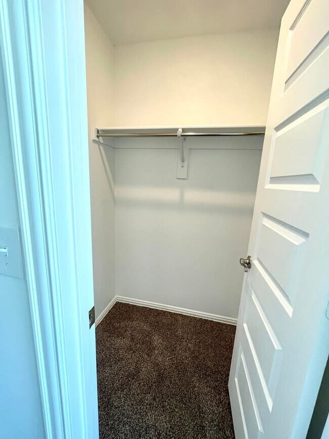 Building Photo - 914 Indian Plns Rd