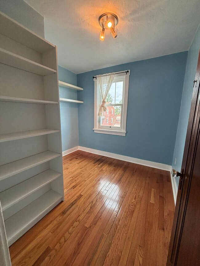 Building Photo - 3 Bedroom Home - Pittsburgh!