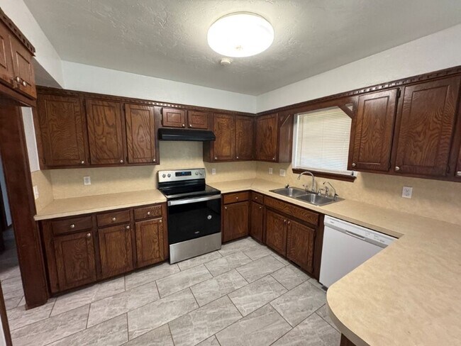 Building Photo - New flooring and tile, great location, lar...
