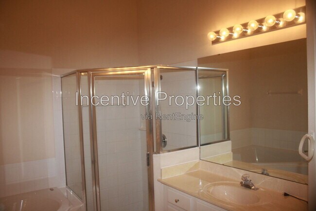 Building Photo - 817 Lakeworth Cir