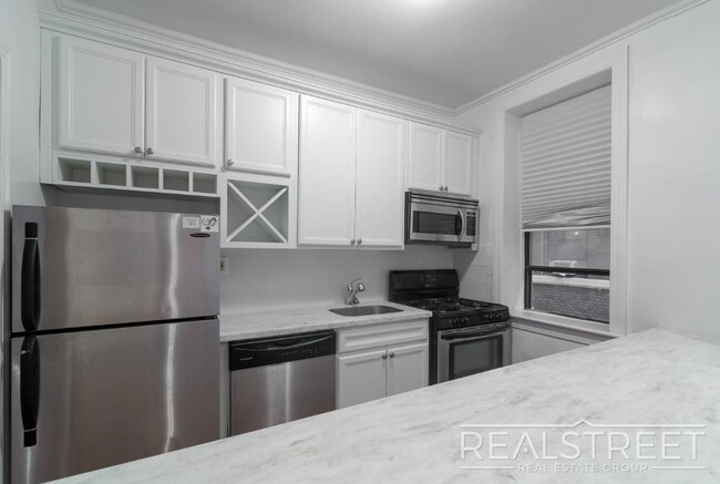 Building Photo - Huge Renovated 3 Bed 2 Bath Classic 6 in B...
