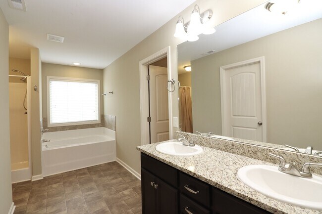 Building Photo - Spacious 4-Bedroom Home with Fireplace in Fayetteville, NC - A Must-See Rental Property!