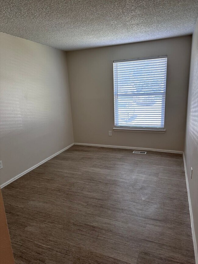 Building Photo - Spacious Updated Ranch Style Condo