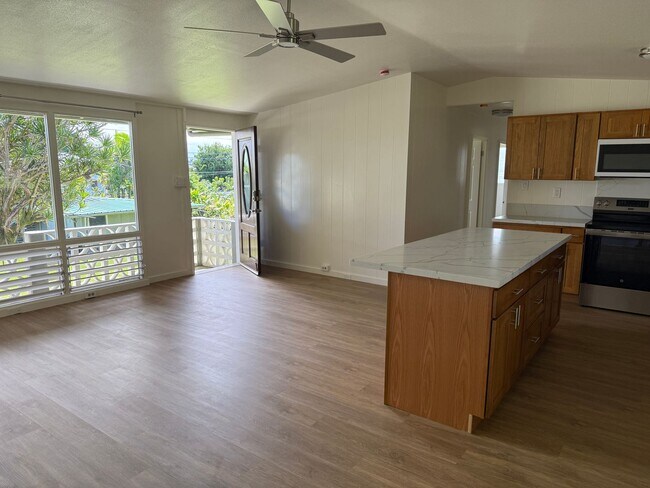 Building Photo - 3BD/2BA with extra living space new Kitche...