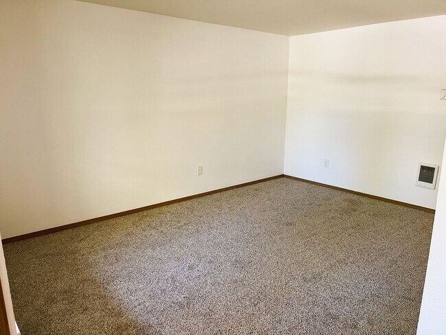 Building Photo - Amazing Top Floor 1 bedroom Apartment In L...