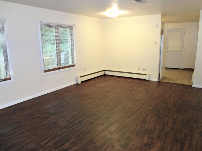 Building Photo - 2 Bed, 2 Bath Apartment off University Ave. w/ Hardwood Flooring