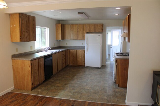 Building Photo - 3 Bedroom, 1.5 Bathroom House! Available now!
