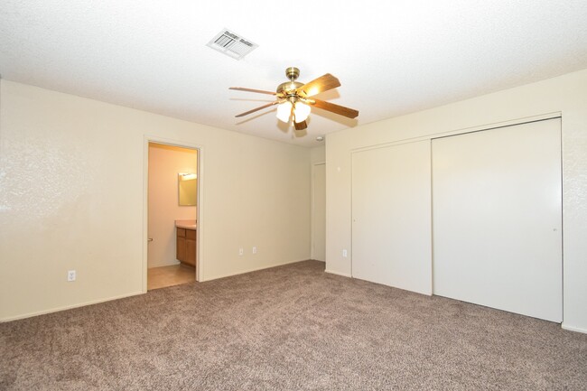Building Photo - 2866 S 30th Dr