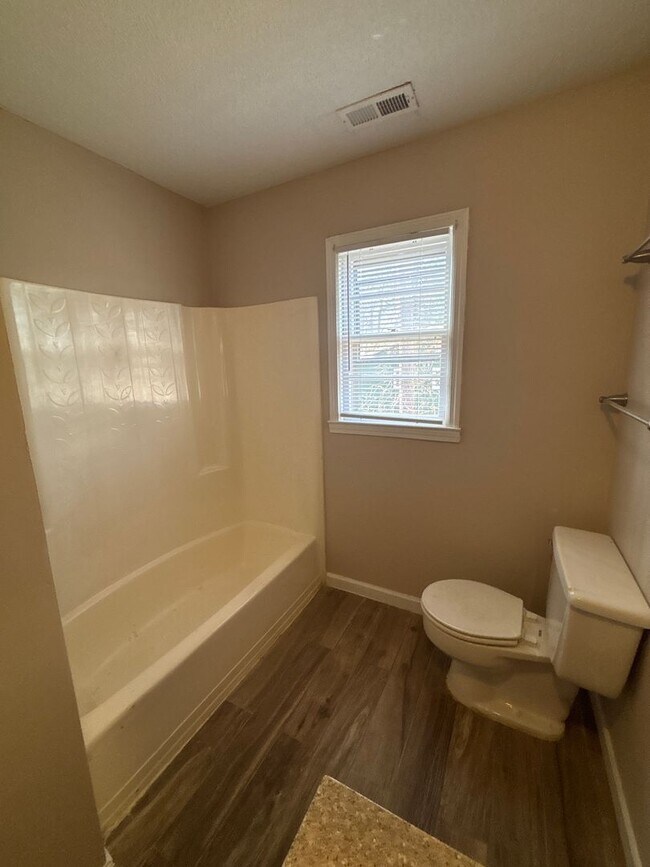 Building Photo - New Listing!