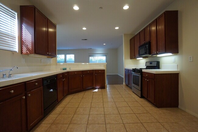 Building Photo - Beautiful 3 Bedroom Condo in Rancho!