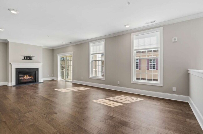 Building Photo - Luxury Townhome with Elevator and Rooftop Terrace