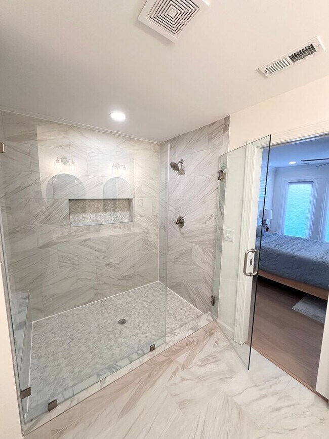 Building Photo - 2024 Built | Fully Furnished Modern Oceanf...