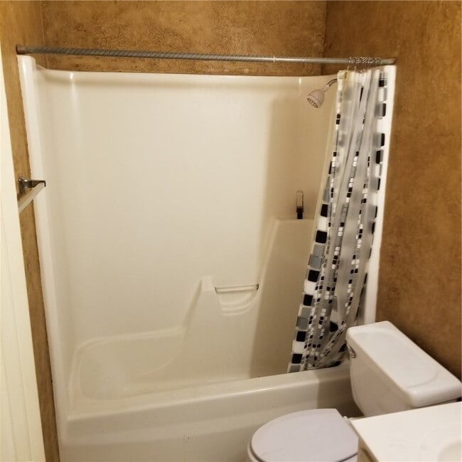 Building Photo - 1827 N Pine Crest Ave