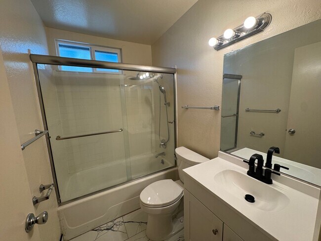 Building Photo - Bright 4 Bedroom 2 Full Bathroom Home with 2 Car Garage!