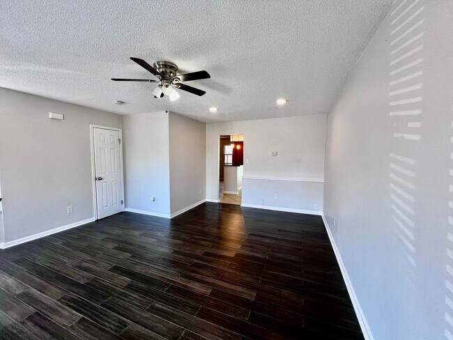 Building Photo - Gorgeous townhouse in the heart of Virgini...
