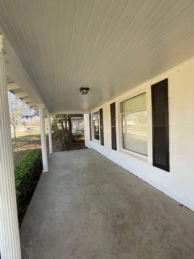 Building Photo - 613 W. First Street