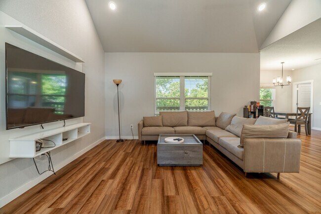 Building Photo - Nearly New Bella Vista Home Nestled in Ultimate Privacy! Furnished options available!