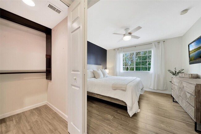 Building Photo - 2005 SE 10th Ave